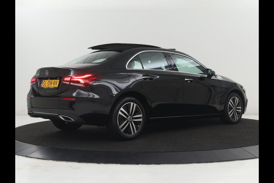Mercedes-Benz A-Klasse 250e Progressive | SOH 97,9% | Panoramadak | Leder | Stoelverwarming | Memory | Carplay | Sfeerverlichting | Keyless | Widescreen | Camera | Full LED | Navigatie | PHEV | Plug In