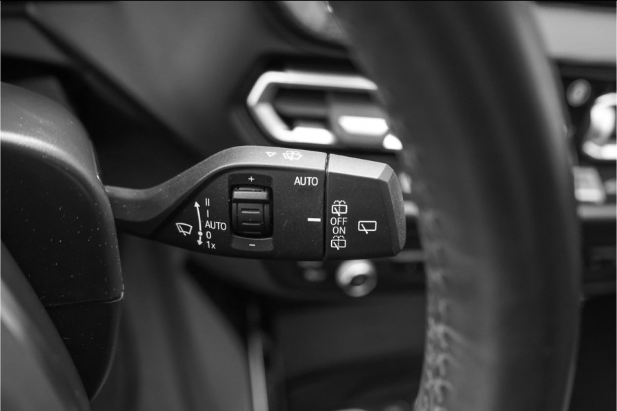 BMW 1-serie 118i M-Sport Pano CarPlay Camera HiFi 18"