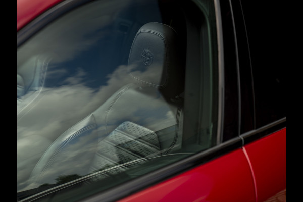 Alfa Romeo Stelvio 2.0 T AWD Super | Veloce stoelen | Panoramadak | Carplay | Rosso Competizione
