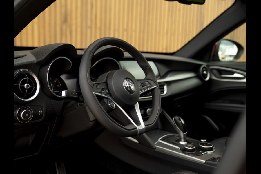 Alfa Romeo Stelvio 2.0 T AWD Super | Veloce stoelen | Panoramadak | Carplay | Rosso Competizione