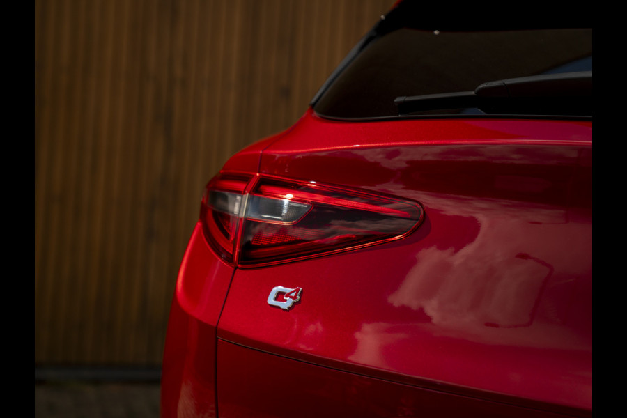Alfa Romeo Stelvio 2.0 T AWD Super | Veloce stoelen | Panoramadak | Carplay | Rosso Competizione