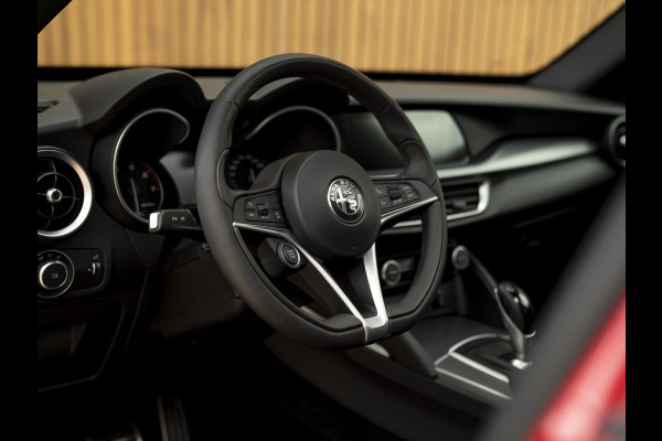 Alfa Romeo Stelvio 2.0 T AWD Super | Veloce stoelen | Panoramadak | Carplay | Rosso Competizione