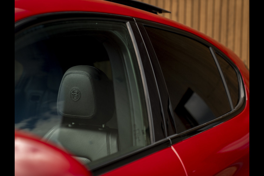 Alfa Romeo Stelvio 2.0 T AWD Super | Veloce stoelen | Panoramadak | Carplay | Rosso Competizione