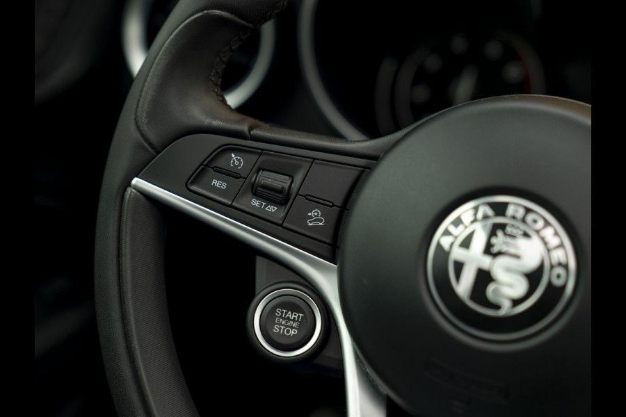 Alfa Romeo Stelvio 2.0 T AWD Super | Veloce stoelen | Panoramadak | Carplay | Rosso Competizione