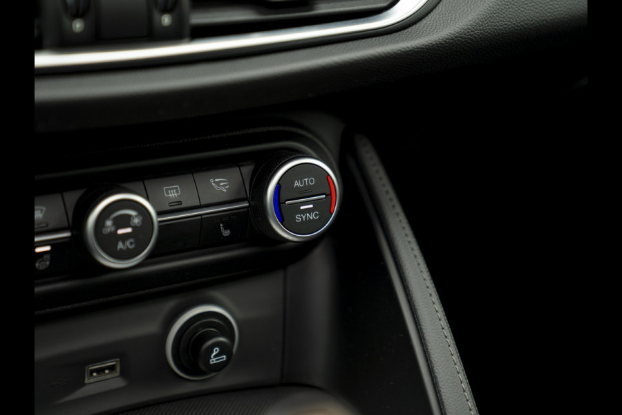 Alfa Romeo Stelvio 2.0 T AWD Super | Veloce stoelen | Panoramadak | Carplay | Rosso Competizione
