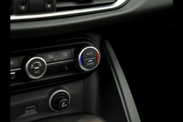 Alfa Romeo Stelvio 2.0 T AWD Super | Veloce stoelen | Panoramadak | Carplay | Rosso Competizione