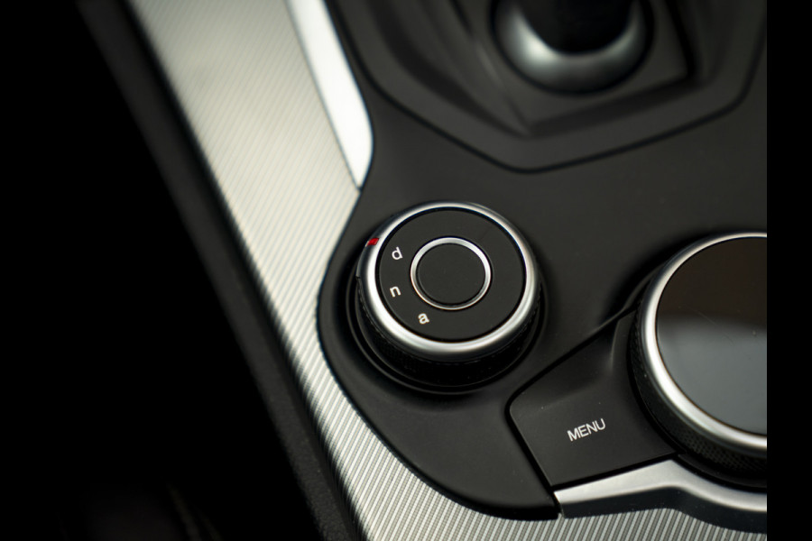 Alfa Romeo Stelvio 2.0 T AWD Super | Veloce stoelen | Panoramadak | Carplay | Rosso Competizione