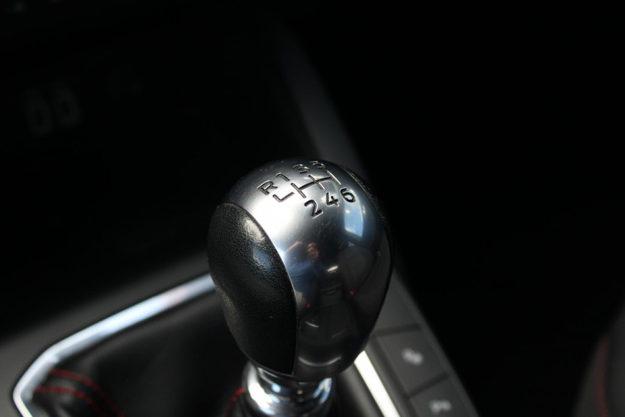 Ford Kuga 1.5 EcoBoost ST-Line X | Trekhaak | Stoel + Stuurverwarming | Adaptive Cruise Control | Camera | Navigatie | Climate Control |
