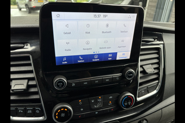 Ford Transit Custom 320 2.0 TDCI L2H1 Platinum Edition DC Automaat Achteruitrijcamera - Parkeersensoren - Navigatie - Airco - Dodehoek detector - Cruise control - Licht metalen velgen 16 inch - Lederen bekleding - Radio - Bluetooth - Dubbele cabine - Tussens - Mistlampen voor - Sidebars - Trekhaak - Voorstoelen verwarmd - Led verlichting - Extra getint glas achter - Start/stop systeem - Stuur multifunctioneel - Stuur leder - Regensensor