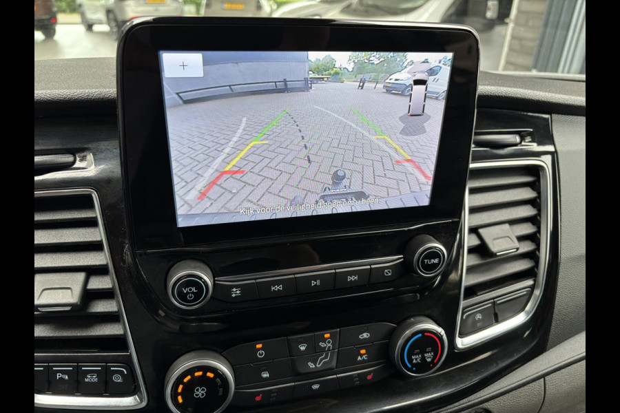 Ford Transit Custom 320 2.0 TDCI L2H1 Platinum Edition DC Automaat Achteruitrijcamera - Parkeersensoren - Navigatie - Airco - Dodehoek detector - Cruise control - Licht metalen velgen 16 inch - Lederen bekleding - Radio - Bluetooth - Dubbele cabine - Tussens - Mistlampen voor - Sidebars - Trekhaak - Voorstoelen verwarmd - Led verlichting - Extra getint glas achter - Start/stop systeem - Stuur multifunctioneel - Stuur leder - Regensensor