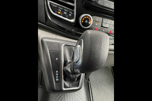 Ford Transit Custom 320 2.0 TDCI L2H1 Platinum Edition DC Automaat Achteruitrijcamera - Parkeersensoren - Navigatie - Airco - Dodehoek detector - Cruise control - Licht metalen velgen 16 inch - Lederen bekleding - Radio - Bluetooth - Dubbele cabine - Tussens - Mistlampen voor - Sidebars - Trekhaak - Voorstoelen verwarmd - Led verlichting - Extra getint glas achter - Start/stop systeem - Stuur multifunctioneel - Stuur leder - Regensensor