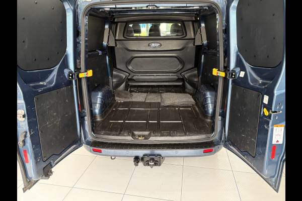 Ford Transit Custom 320 2.0 TDCI L2H1 Platinum Edition DC Automaat Achteruitrijcamera - Parkeersensoren - Navigatie - Airco - Dodehoek detector - Cruise control - Licht metalen velgen 16 inch - Lederen bekleding - Radio - Bluetooth - Dubbele cabine - Tussens - Mistlampen voor - Sidebars - Trekhaak - Voorstoelen verwarmd - Led verlichting - Extra getint glas achter - Start/stop systeem - Stuur multifunctioneel - Stuur leder - Regensensor
