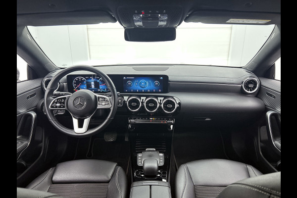Mercedes-Benz CLA-Klasse Shooting Brake 180 Business Solution Automaat (CAMERA, ADAPTIVE CRUISE, AUTOPILOT, PDC, STOELVERWARMING)