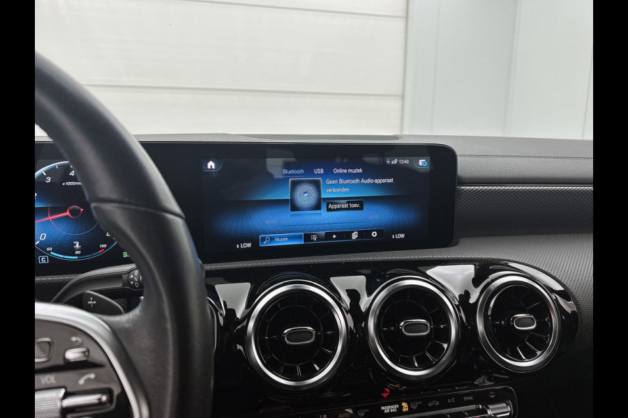 Mercedes-Benz CLA-Klasse Shooting Brake 180 Business Solution Automaat (CAMERA, ADAPTIVE CRUISE, AUTOPILOT, PDC, STOELVERWARMING)
