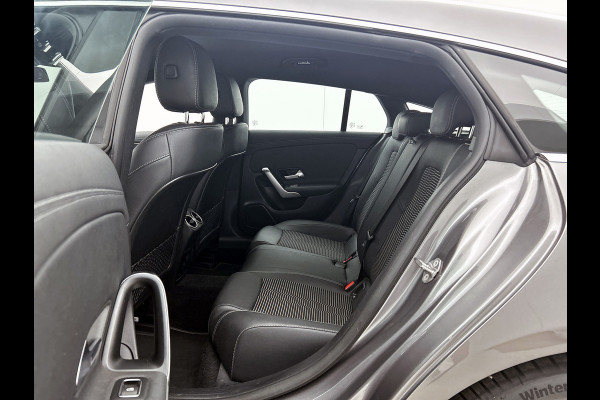 Mercedes-Benz CLA-Klasse Shooting Brake 180 Business Solution Automaat (CAMERA, ADAPTIVE CRUISE, AUTOPILOT, PDC, STOELVERWARMING)