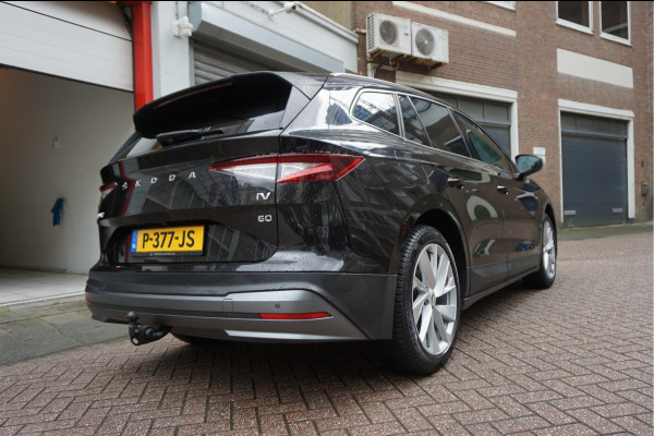 Škoda ENYAQ iV 60 | NL Auto | 1ste eigenaar | Trekhaak | Adaptive+Lane | Sfeer | 20inch | Leer/ stof | Luxe zeer nette auto