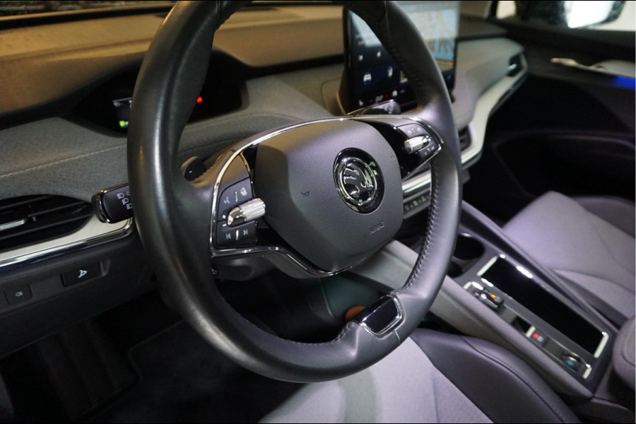 Škoda ENYAQ iV 60 | NL Auto | 1ste eigenaar | Trekhaak | Adaptive+Lane | Sfeer | 20inch | Leer/ stof | Luxe zeer nette auto