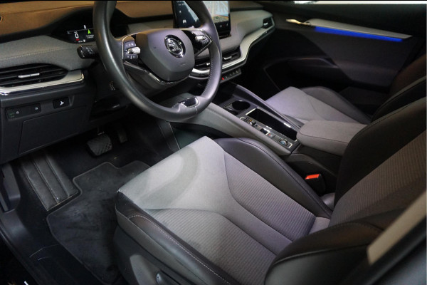 Škoda ENYAQ iV 60 | NL Auto | 1ste eigenaar | Trekhaak | Adaptive+Lane | Sfeer | 20inch | Leer/ stof | Luxe zeer nette auto
