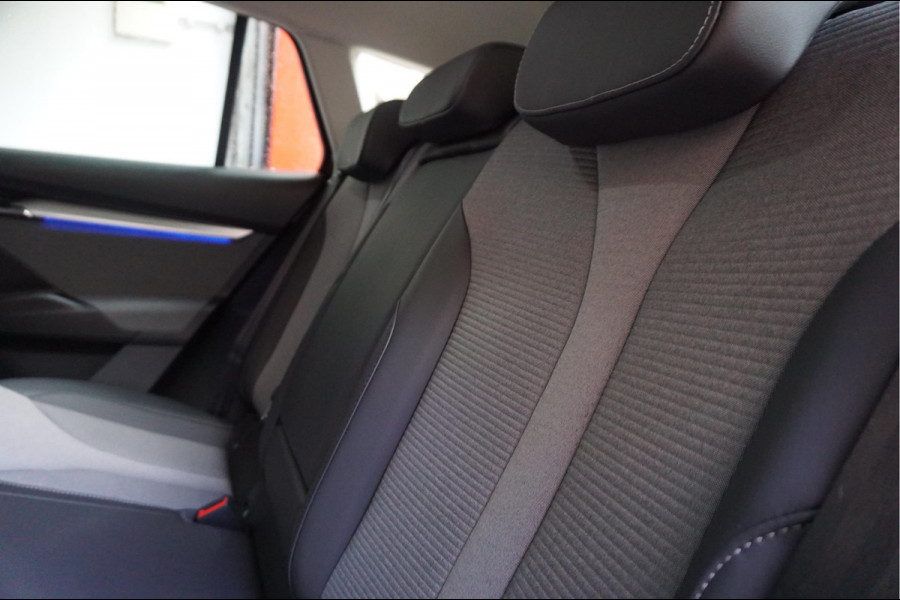 Škoda ENYAQ iV 60 | NL Auto | 1ste eigenaar | Trekhaak | Adaptive+Lane | Sfeer | 20inch | Leer/ stof | Luxe zeer nette auto