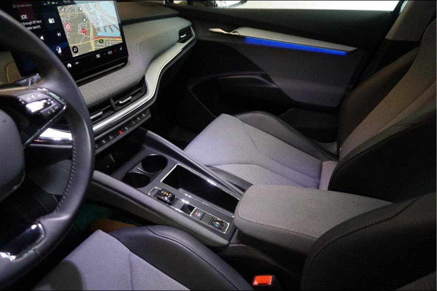 Škoda ENYAQ iV 60 | NL Auto | 1ste eigenaar | Trekhaak | Adaptive+Lane | Sfeer | 20inch | Leer/ stof | Luxe zeer nette auto