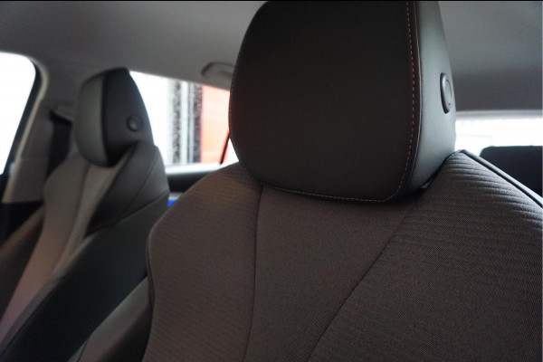 Škoda ENYAQ iV 60 | NL Auto | 1ste eigenaar | Trekhaak | Adaptive+Lane | Sfeer | 20inch | Leer/ stof | Luxe zeer nette auto