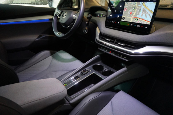 Škoda ENYAQ iV 60 | NL Auto | 1ste eigenaar | Trekhaak | Adaptive+Lane | Sfeer | 20inch | Leer/ stof | Luxe zeer nette auto