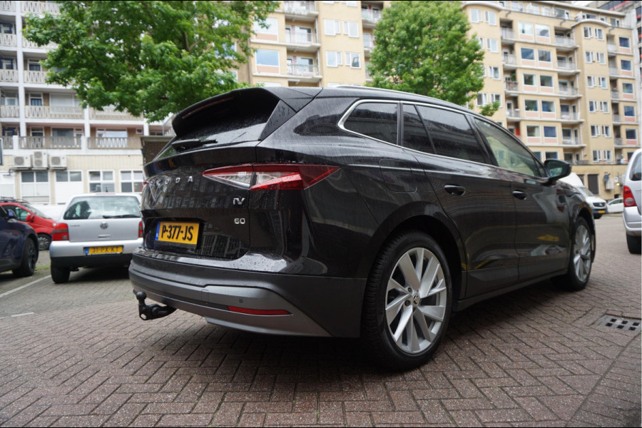 Škoda ENYAQ iV 60 | NL Auto | 1ste eigenaar | Trekhaak | Adaptive+Lane | Sfeer | 20inch | Leer/ stof | Luxe zeer nette auto