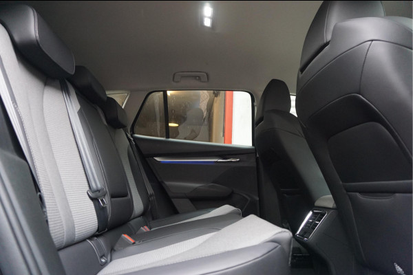 Škoda ENYAQ iV 60 | NL Auto | 1ste eigenaar | Trekhaak | Adaptive+Lane | Sfeer | 20inch | Leer/ stof | Luxe zeer nette auto