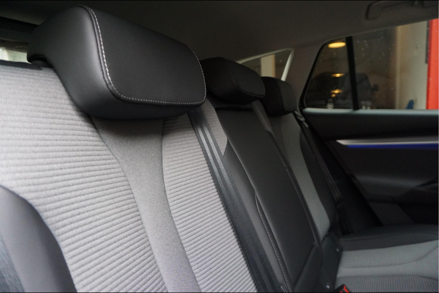 Škoda ENYAQ iV 60 | NL Auto | 1ste eigenaar | Trekhaak | Adaptive+Lane | Sfeer | 20inch | Leer/ stof | Luxe zeer nette auto