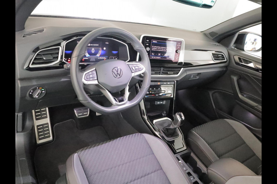 Volkswagen T-Roc Cabrio 1.5 TSI R-Line 150 pk Automaat (DSG) | Navigatie | Windscherm | Trekhaak (afneembaar) | Parkeersensoren (Park assist) | Stoelverwarming | R-Line |