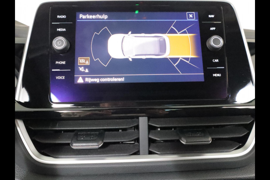 Volkswagen T-Roc Cabrio 1.5 TSI R-Line 150 pk Automaat (DSG) | Navigatie | Windscherm | Trekhaak (afneembaar) | Parkeersensoren (Park assist) | Stoelverwarming | R-Line |