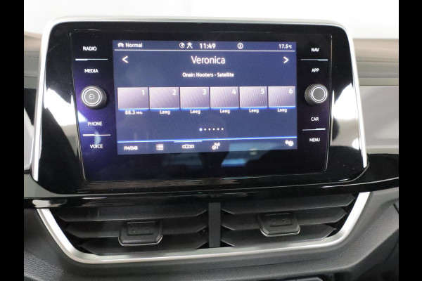 Volkswagen T-Roc Cabrio 1.5 TSI R-Line 150 pk Automaat (DSG) | Navigatie | Windscherm | Trekhaak (afneembaar) | Parkeersensoren (Park assist) | Stoelverwarming | R-Line |