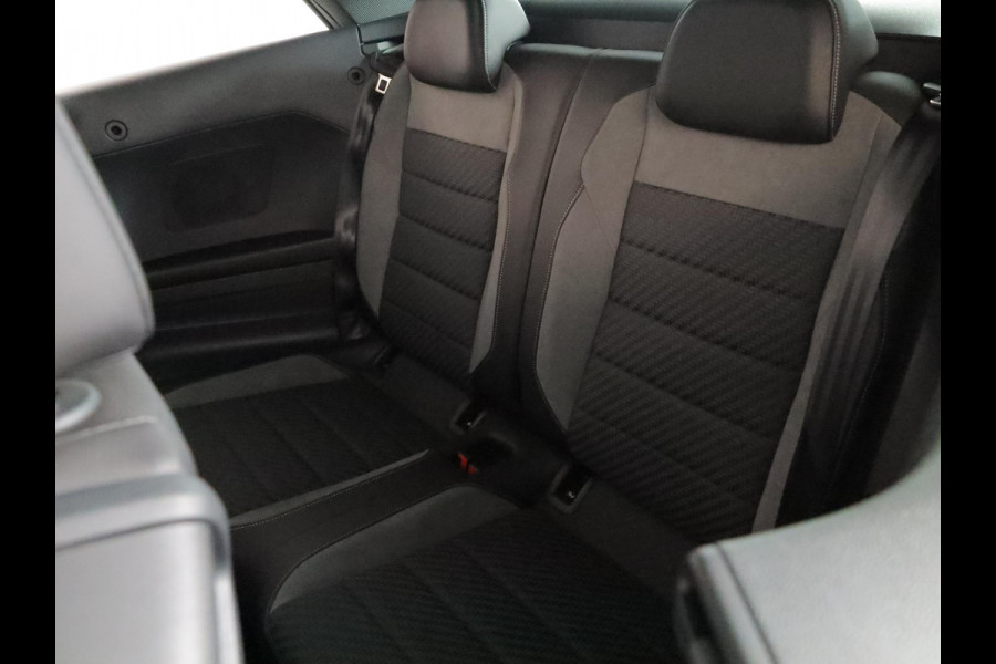 Volkswagen T-Roc Cabrio 1.5 TSI R-Line 150 pk Automaat (DSG) | Navigatie | Windscherm | Trekhaak (afneembaar) | Parkeersensoren (Park assist) | Stoelverwarming | R-Line |