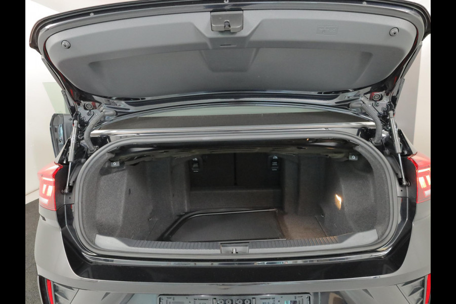 Volkswagen T-Roc Cabrio 1.5 TSI R-Line 150 pk Automaat (DSG) | Navigatie | Windscherm | Trekhaak (afneembaar) | Parkeersensoren (Park assist) | Stoelverwarming | R-Line |