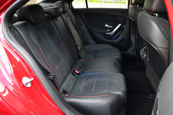 Mercedes-Benz A-Klasse 250 e AMG-Line Pano 19inch Night Patagonia-red!