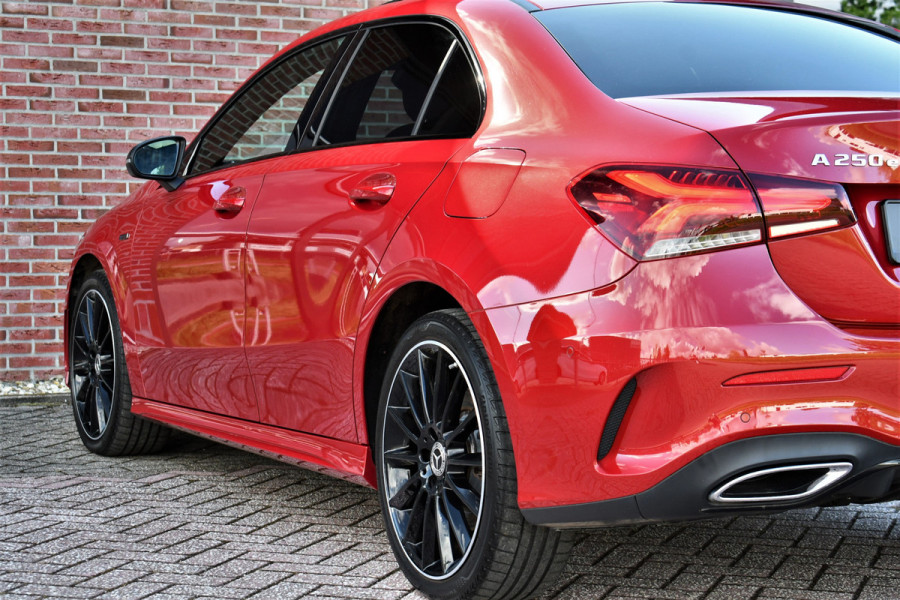 Mercedes-Benz A-Klasse 250 e AMG-Line Pano 19inch Night Patagonia-red!