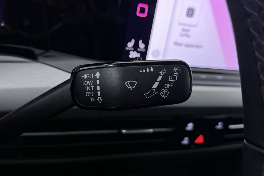 Volkswagen Golf 2.0 TDI Style (DIGITALE COCKPIT, SFEERVERLICHTING, NAVIGATIE, CRUISE ADAPTIEF, STUURVERWARMING)