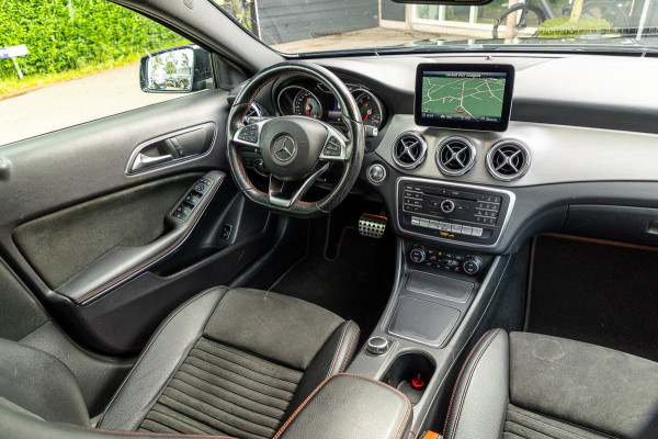 Mercedes-Benz GLA 180 Business Solution AMG Night Upgrade I Trekhaak I Cruise I Navigatie I 19 Inch I Led I Camera