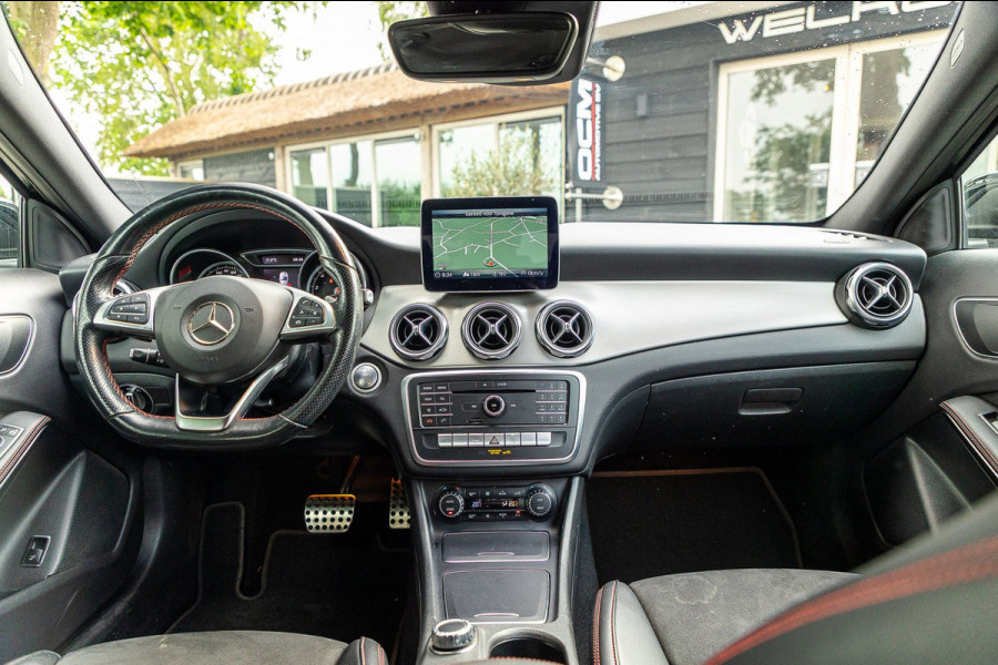 Mercedes-Benz GLA 180 Business Solution AMG Night Upgrade I Trekhaak I Cruise I Navigatie I 19 Inch I Led I Camera