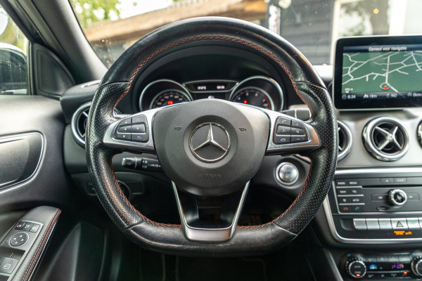 Mercedes-Benz GLA 180 Business Solution AMG Night Upgrade I Trekhaak I Cruise I Navigatie I 19 Inch I Led I Camera