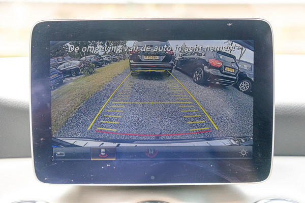 Mercedes-Benz GLA 180 Business Solution AMG Night Upgrade I Trekhaak I Cruise I Navigatie I 19 Inch I Led I Camera