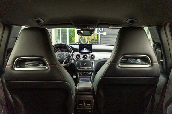 Mercedes-Benz GLA 180 Business Solution AMG Night Upgrade I Trekhaak I Cruise I Navigatie I 19 Inch I Led I Camera