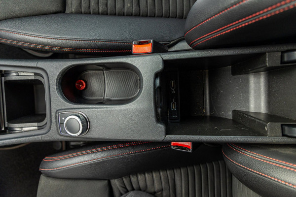 Mercedes-Benz GLA 180 Business Solution AMG Night Upgrade I Trekhaak I Cruise I Navigatie I 19 Inch I Led I Camera