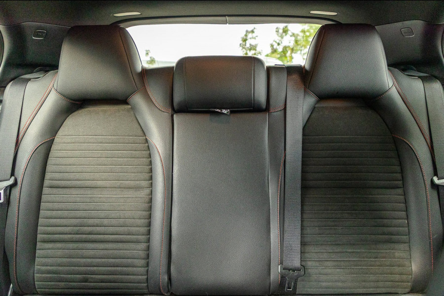 Mercedes-Benz GLA 180 Business Solution AMG Night Upgrade I Trekhaak I Cruise I Navigatie I 19 Inch I Led I Camera