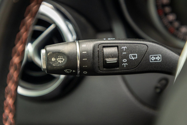 Mercedes-Benz GLA 180 Business Solution AMG Night Upgrade I Trekhaak I Cruise I Navigatie I 19 Inch I Led I Camera