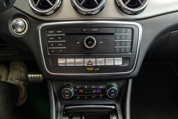 Mercedes-Benz GLA 180 Business Solution AMG Night Upgrade I Trekhaak I Cruise I Navigatie I 19 Inch I Led I Camera