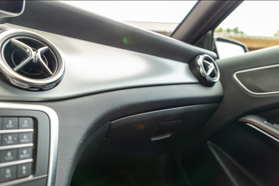 Mercedes-Benz GLA 180 Business Solution AMG Night Upgrade I Trekhaak I Cruise I Navigatie I 19 Inch I Led I Camera