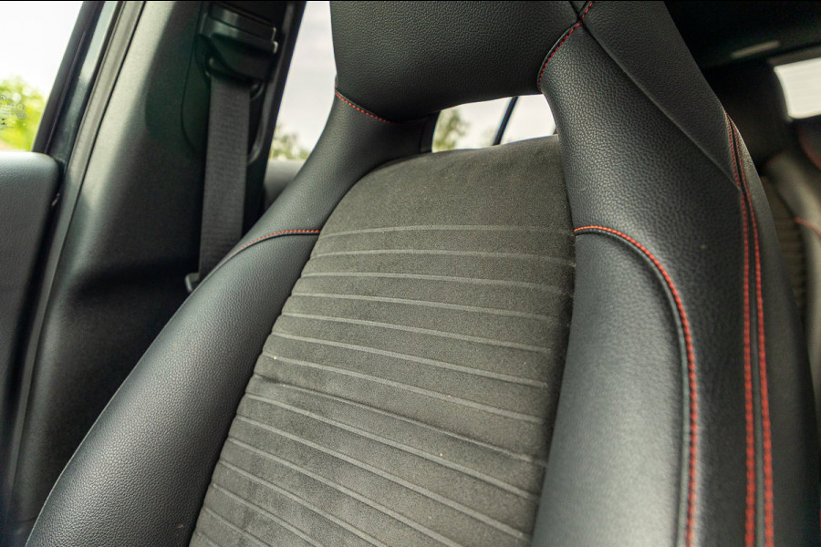 Mercedes-Benz GLA 180 Business Solution AMG Night Upgrade I Trekhaak I Cruise I Navigatie I 19 Inch I Led I Camera