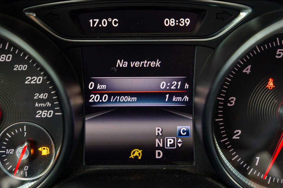 Mercedes-Benz GLA 180 Business Solution AMG Night Upgrade I Trekhaak I Cruise I Navigatie I 19 Inch I Led I Camera