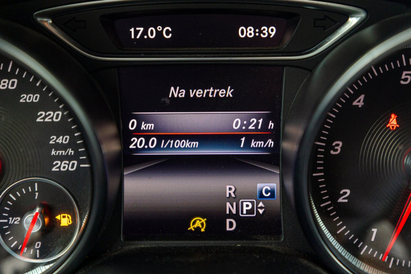 Mercedes-Benz GLA 180 Business Solution AMG Night Upgrade I Trekhaak I Cruise I Navigatie I 19 Inch I Led I Camera